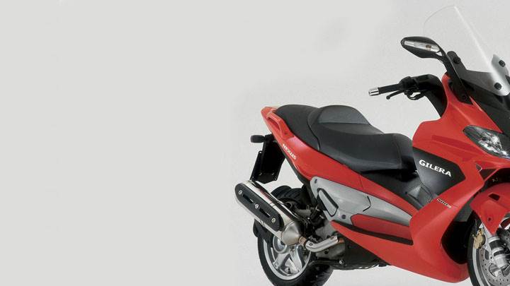 Gilera Nexus 500 2005 Front Pose in Red